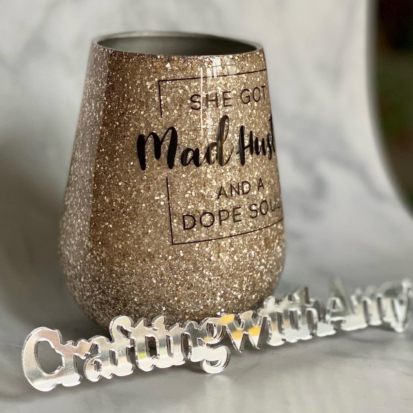 Mad Hustle and a Dope Soul - wine - wine tumbler- epoxy - glitter - wine epoxy tumbler - She Got mad hustle and a Dope Soul freeshipping - CraftingwithAmy